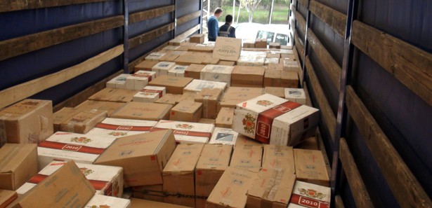 25 bin paket kaçak sigara yandı