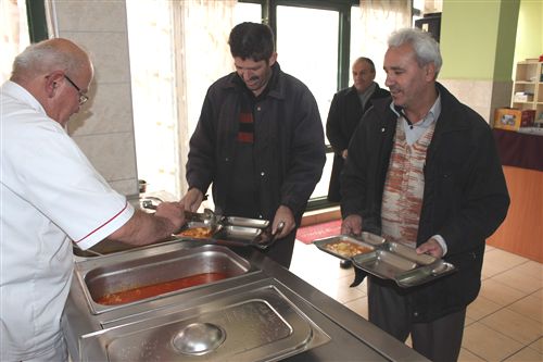 Beyşehir Göl Feneri hergün 150 kişiye yemek veriyor