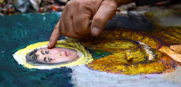 Bu ressamın parmaklarında sanat var!