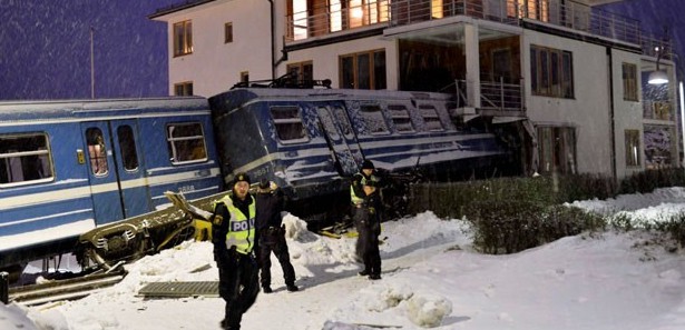 Çaldığı trenle binaya çarptı