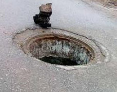 Polisten kaçarken lağım çukuruna düştü