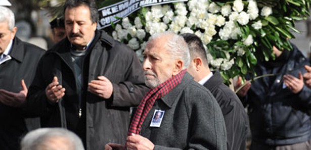 Emin Çölaşan annesini toprağa verdi