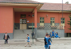 Okuldan para ve çikolata çaldılar