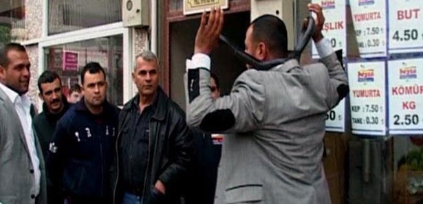 Bitkisel ürünleri 'yılanlı' gösteri ile sattı