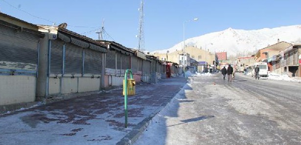 Başkale'de kepenkler açılmadı