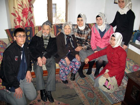 Beyşehir’de liseli gençler, yaşlı ve hastaları tespit ediyor