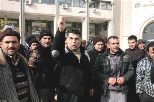 Tezgahlarına el konulan seyyar satıcılardan oturma eylemi