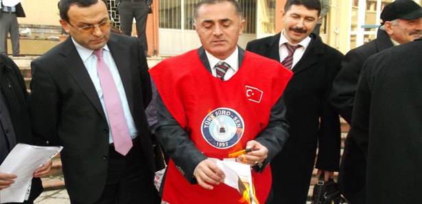 Eylem yaparken az daha elini yakıyordu