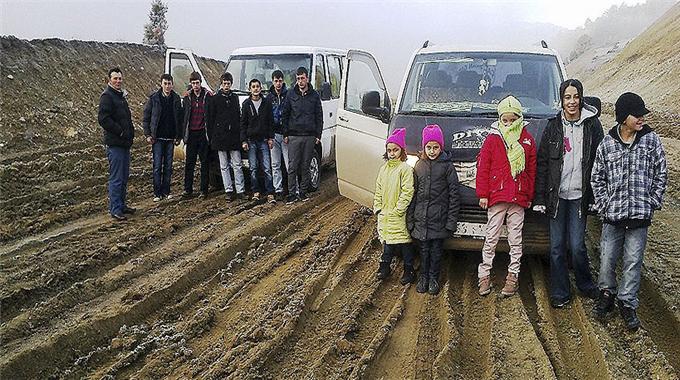 Okul yolu çamur dolu