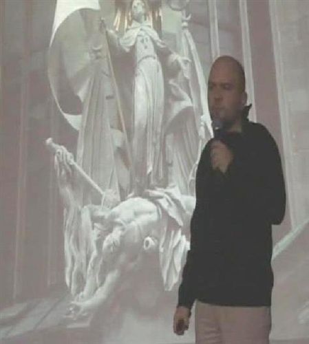 Konuşmacı konferansa geçikince, Kuran okundu