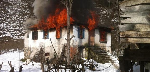 Engelli kardeşleri yangında kardeşleri kurtardı