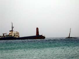 ABD gemisi Filipinler'de kayalıklara oturdu