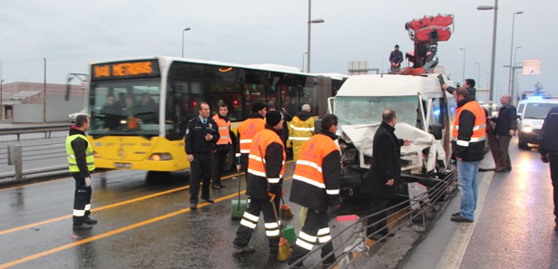 Minibüs metrobüs yoluna daldı: 3 yaralı