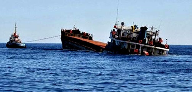 Rize'de yükleme yapılan gemi battı