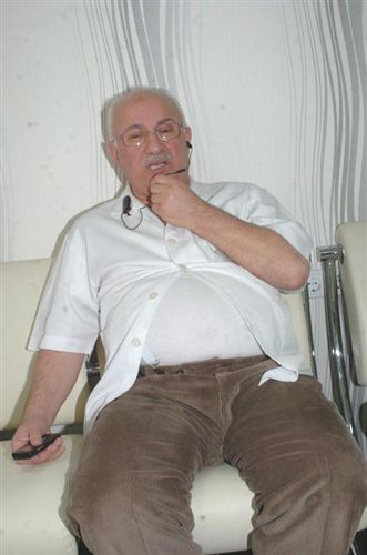 Konya'da seyyar satıcılar hastane basıp, yöneticiyi odasında dövdü