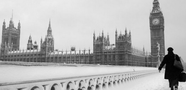 Londra yoğun kar yağışına teslim oldu
