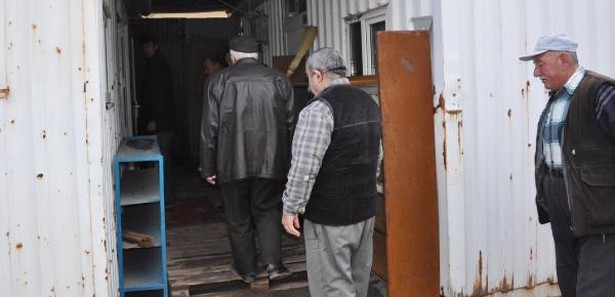 Cami yanınca barakada namaz kılıyorlar!