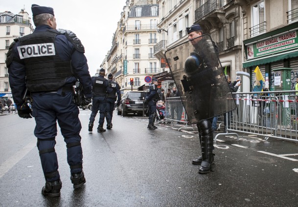 Paris'te 2 gözaltı