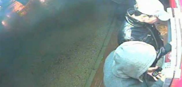 Önce kameraya sonra polise yakalandılar