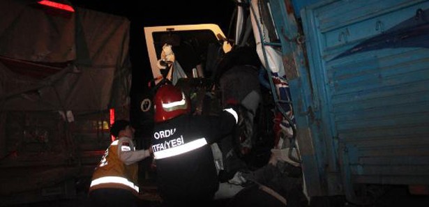Ordu'da iki kamyon çarpıştı: 1 ölü!
