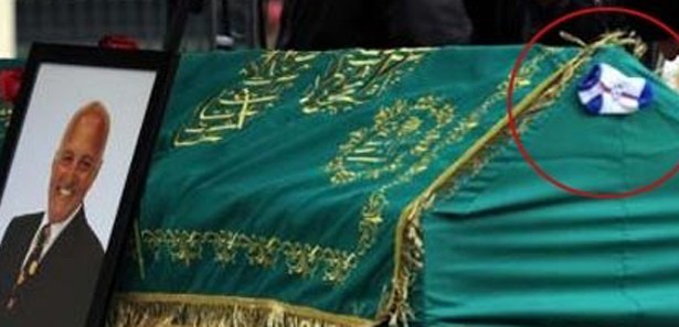 Birand'ın tabutuna iliştirilen ilginç hatıra!