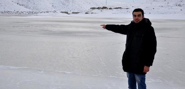 Yıldız Baraj Gölü'nün yüzeyi buz tuttu