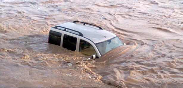 Biga'da çay taştı, araçlar su altında kaldı