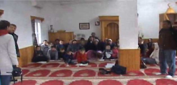 Okul yerine camide eğitim görüyorlar