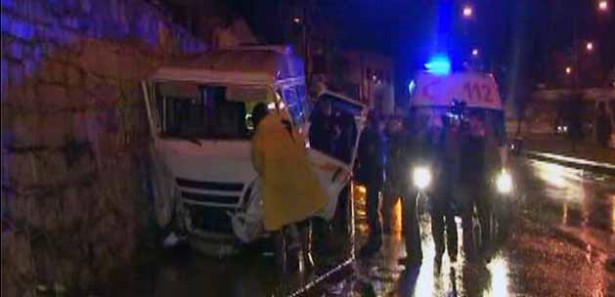 Kayan minibüs istinat duvarına çarptı