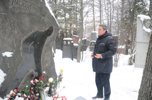 Kadir İnanır Rusya'da Nazım'ın mezarını ziyaret etti