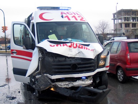 Hastayı taşıyan ambulans kaza yaptı
