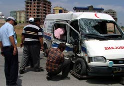 Ambulans kamyonetle çarpıştı