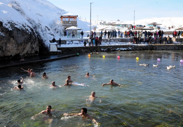 Kayseri'de -5 derecede yüzme şenliği