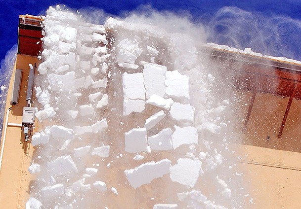 Çatıdan düşen kar 2 kişiyi yaraladı