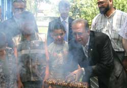 Çocuklara polisten mangal partisi