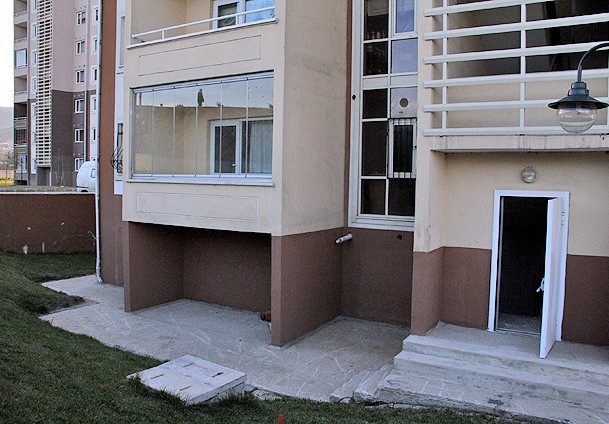 Kapıcı daireleri sığınak oldu