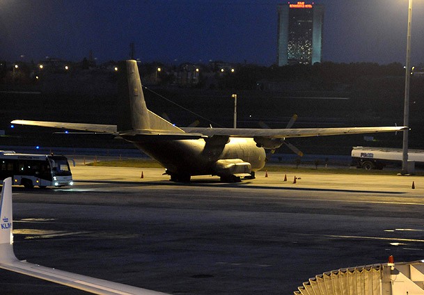 Askeri uçak acil iniş yaptı