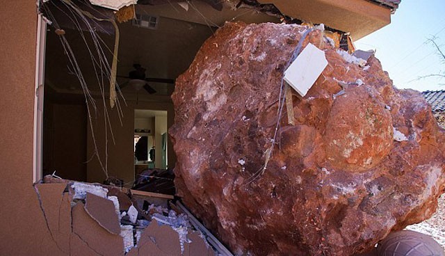 Yatak odasında kafasına kaya düştü!