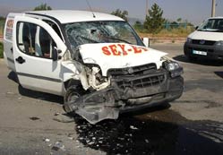 Kamyon otobüsle çarpıştı