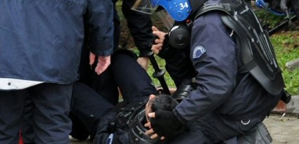 Patriotları protesto eden gruba polis müdahalesi