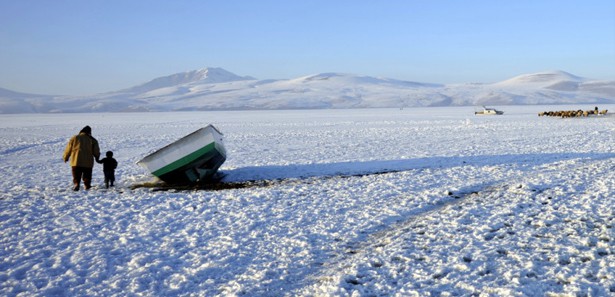 Ahlat'taki Nazik gölü dondu
