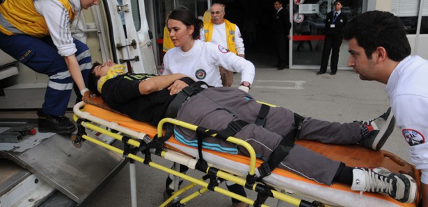 Yarış atından düşen seyis ağır yaralandı