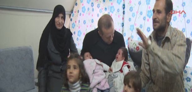 Erdoğan, kucağındaki ikizler ağlayınca...