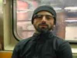 Google'ın kurucusundan akıllı gözlüklü poz