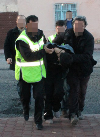 Müezzin polisin yakaladığı hırsız linç edilmek istendi