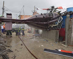 Helikopter evin üstüne düştü