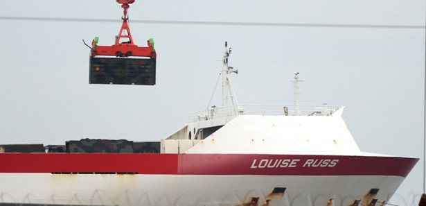 Patriotları taşıyan geminin yükü boşaltılıyor