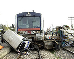 2 yolcu treni çarpıştı: 15 yaralı