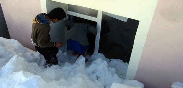 Hakkari'de kar altında eğitim