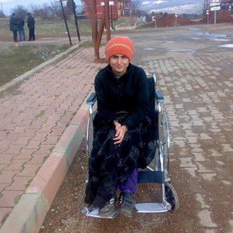 Sonunda tekerlekli sandalyesine kavuştu